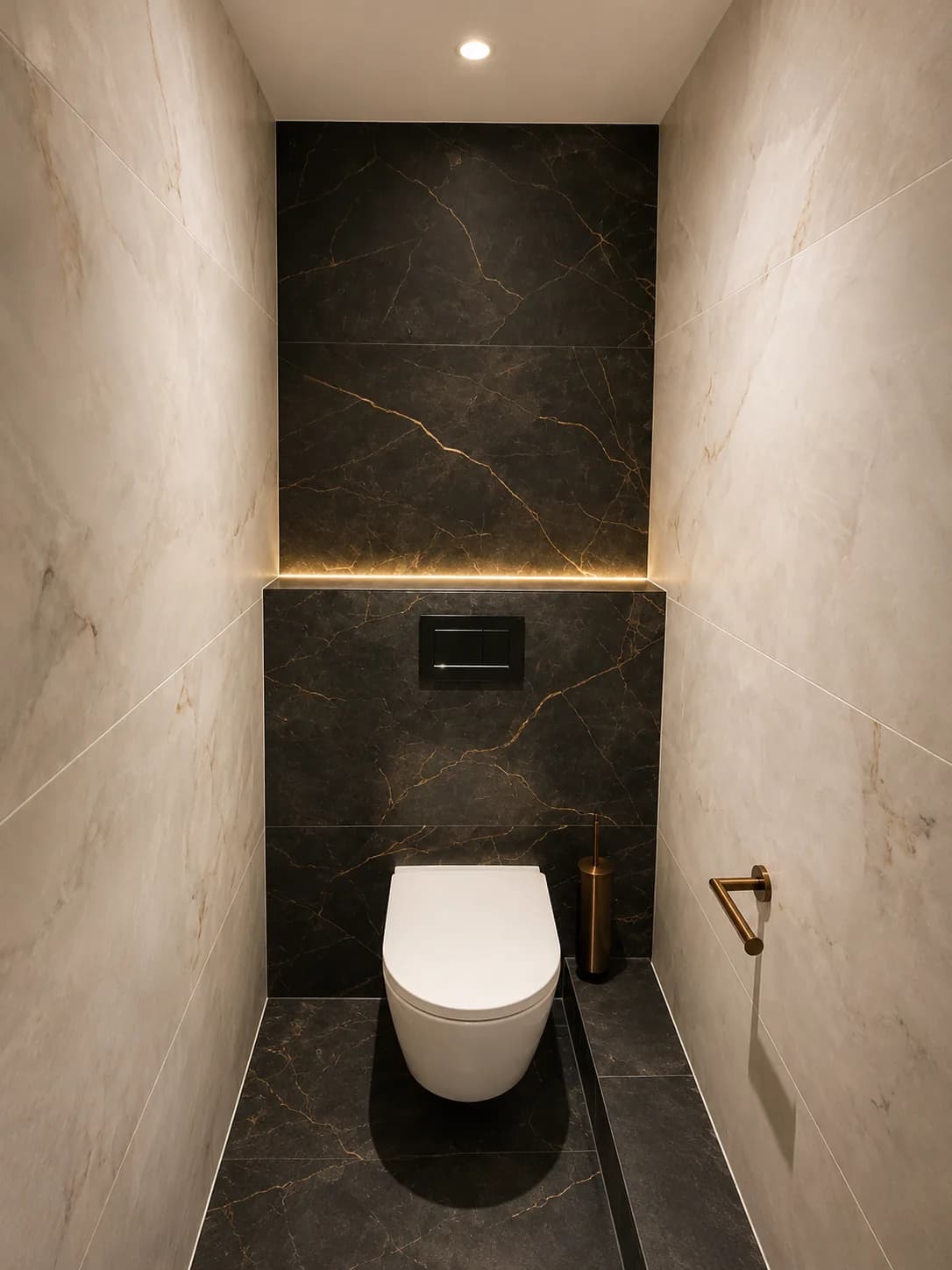 Toiletruimte met donkere wandtegels, een verlichte nis en gouden accessoires